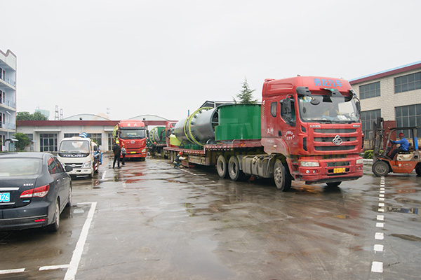 通達重工有機肥設備雨天發(fā)貨.jpg