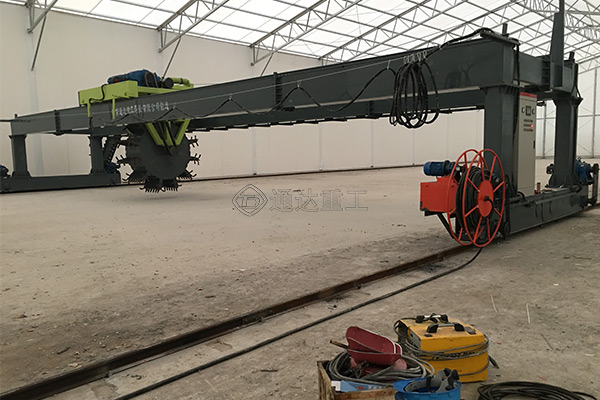 葉輪翻堆機(jī)跨度18米，輪盤可行走適合大型有機(jī)肥加工廠使用