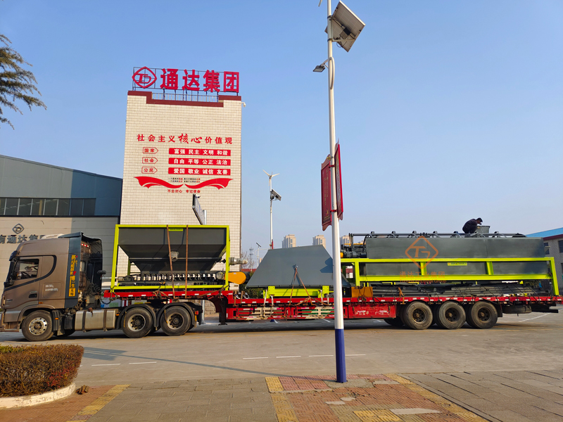 有機(jī)肥鏟車(chē)喂料機(jī)每小時(shí)產(chǎn)多少噸?
